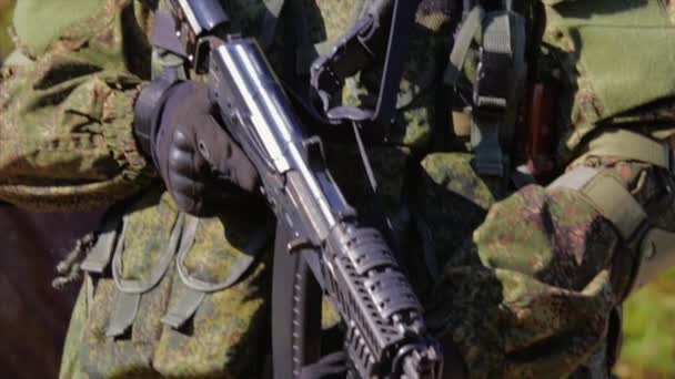 Soldier near old rusty AAA gun. Search and destroy operation. — Stock Video