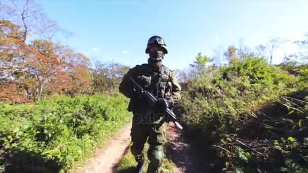 Soldat sur la route patrouillant la zone . — Video