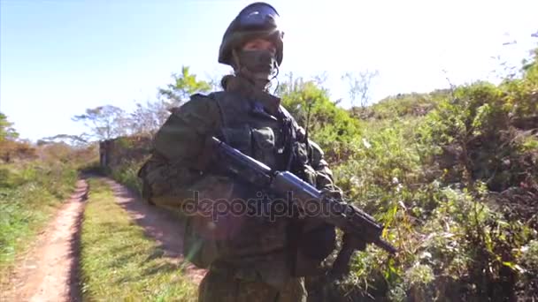 Soldado com rifle automático e uniforme moderno, close-up . — Vídeo de Stock