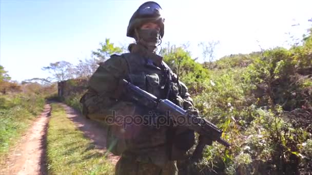 Soldado con rifle automático y uniforme moderno, primer plano . — Vídeo de stock