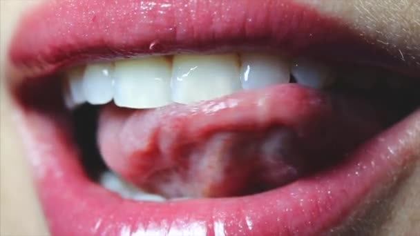 Close-up van vrouwelijke lippen met roze glans. Vrouw glimlachen en lachen. — Stockvideo