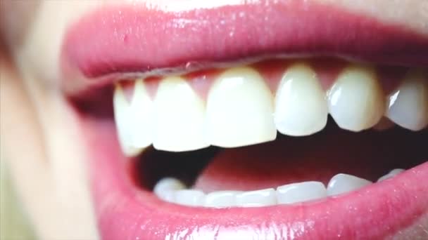 Zdravý úsměv. Bělení zubů. Koncepce péče o chrup. Closeup úsměv žena