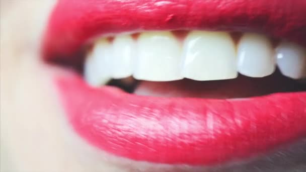 Сексуальные женские губы с красной помадой. Женщина смеется. Крупный план — стоковое видео