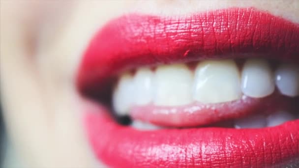 Trucco labbra rosso naturale perfetto. Bella bocca femminile. Labbra piene. Chiusura — Video Stock