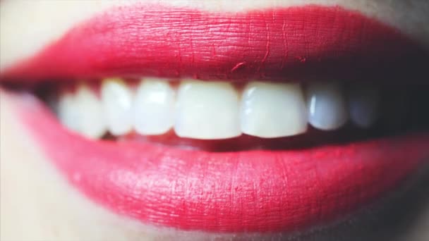 Boca sorridente aberta feminina com lábios sensuais batom vermelho e dentes. Fechar. — Vídeo de Stock