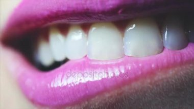 Mükemmel dudaklar. Seksi ağız. Güzellik kadını gülümseme. Doğal Tombul tam dudak.