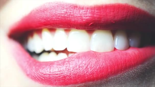 Labios de mujer boca labio mordedor. Los dientes sanos de la mujer. Los labios rojos. Primer plano. — Vídeo de stock
