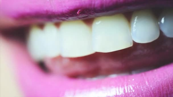 Souriez sainement. Lèvres brillantes violettes femelles. Femme souriante et riante. Gros plan — Video