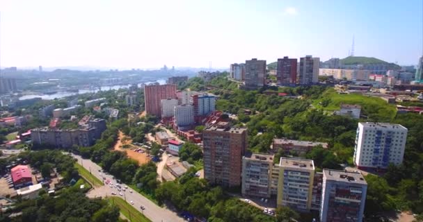 Vista ascendente aérea do distrito residencial de Vladivostok. Rússia — Vídeo de Stock
