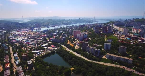 Vue aérienne Vladivostok quartier résidentiel. Golden horn port est fond — Video