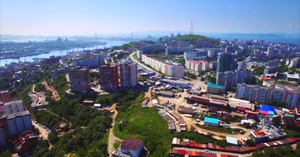 Vliegen boven de woonwijk van Vladivostok. Luchtfoto van de stad. Rusland — Stockvideo