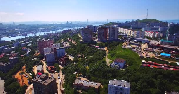 Volando hacia atrás por encima del distrito residencial Vladivostok. Vista aérea. Rusia — Vídeos de Stock