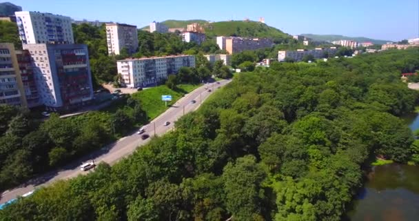 Voando acima da estrada com carros de condução em Vladivostok bairro residencial — Vídeo de Stock