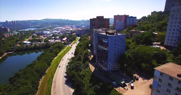 Voler au-dessus de la route avec des voitures de conduite dans Vladivostok quartier résidentiel — Video