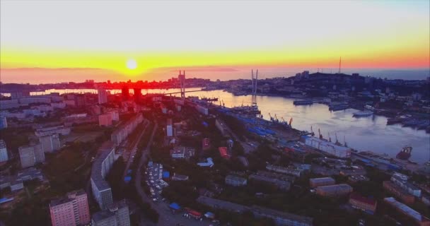 Vista aérea de Vladivostok, porto Golden Horn no belo pôr do sol. Rússia — Vídeo de Stock