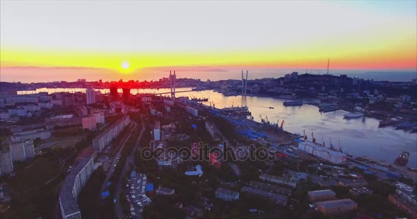 Vista aérea de Vladivostok, puerto de Cuerno de Oro al atardecer. Rusia — Vídeos de Stock