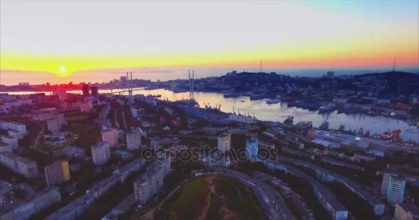 Vista aérea de Vladivostok, puerto de Cuerno de Oro al atardecer. Rusia — Vídeos de Stock