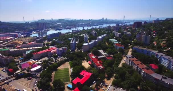 Αύξουσα Αεροφωτογραφία του Βλαδιβοστόκ κατοικημένη περιοχή. Ρωσία — Αρχείο Βίντεο