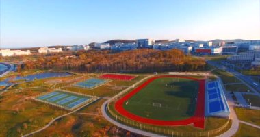 Yakınında Uzak Doğu Federal Üniversitesi kampüsü. Spor zemin