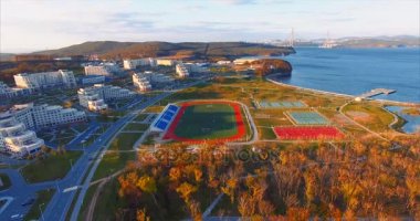 Uzak Doğu Federal Üniversitesi açık hava görünümünü kampüs. Defne, iskele