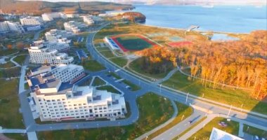 Uzak Doğu Federal Üniversitesi çöpünü adada panoramik manzaralı. Bay