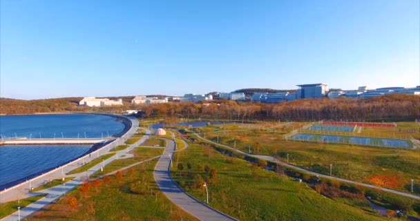 Vista aérea de la Universidad Federal del Extremo Oriente. Muelle y campo de deportes . — Vídeo de stock