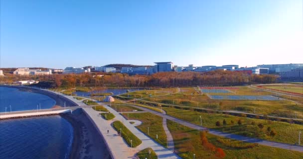 Vista aérea de la Universidad Federal del Extremo Oriente. Muelle y campo de deportes . — Vídeos de Stock