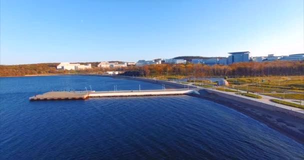 Uzak Doğu Federal Üniversitesi kampüsü. İskele ve park. Havadan görünümü — Stok video