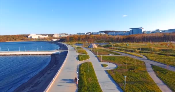 Böschung und Seebrücke. Hoheitsgebiet der fernöstlichen Bundesuniversität. — Stockvideo