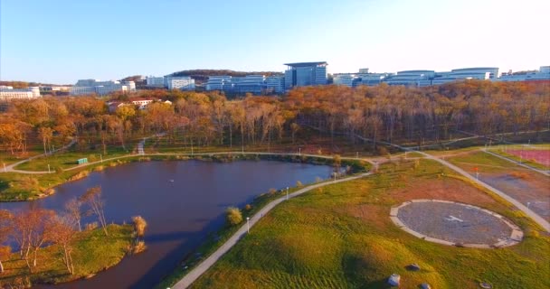 Uzak Doğu Federal Üniversitesi kampüsü. Göl, park ve spor zemin. — Stok video