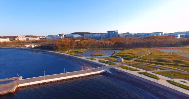 Campus da Universidade Federal do Extremo Oriente vista aérea frontal. Baía, cais e parque . — Vídeo de Stock