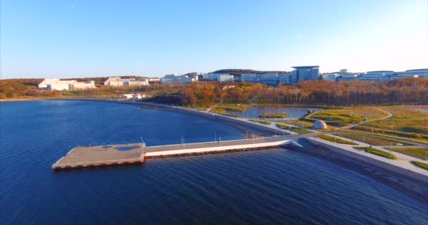 Muelle en el campus de la Universidad Federal del Extremo Oriente . — Vídeo de stock