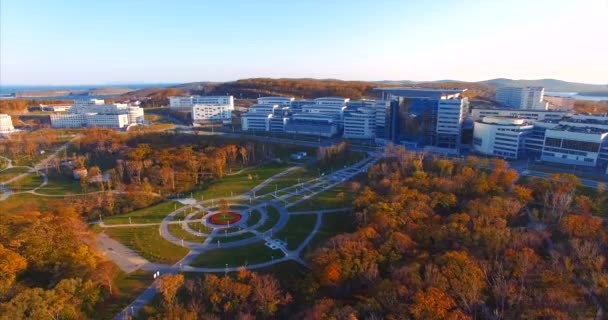Campus universitario federal del Lejano Oriente. Parque y edificios de la universidad . — Vídeos de Stock