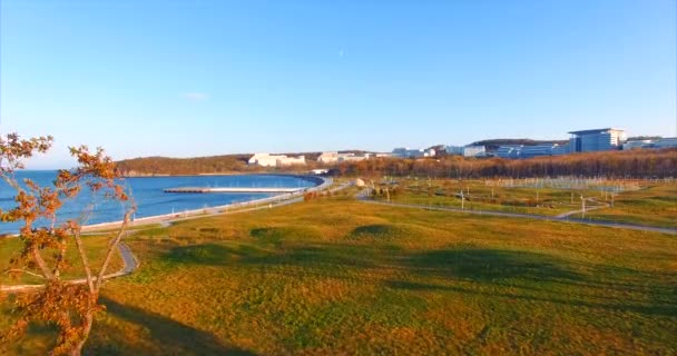 Långt östra Federal University på Russky ön. Bay och pier territorium — Stockvideo