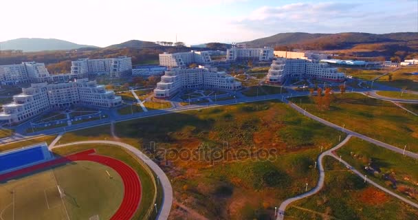 Université fédérale d'Extrême-Orient. Terrain de sport, bâtiments et collines — Video