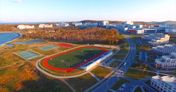 極東連邦大学のキャンパスにスポーツ地面. — ストック動画