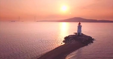 Kumlu yol Tokarevsky fenerinde gündoğumu ve hava onun görünümünü yukarıda uçan