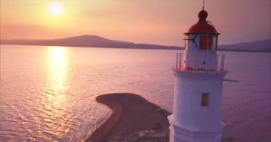 Eski Tokarevsky deniz feneri gündoğumu, yakın ve panoramik havadan görünümü