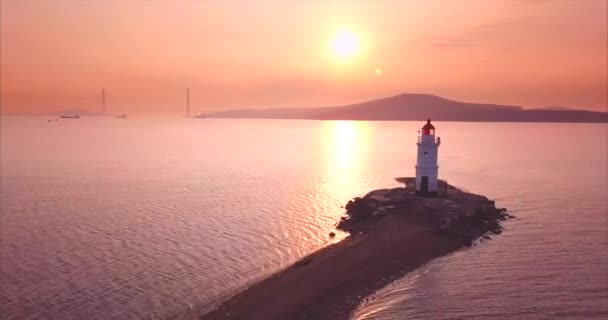 Létání nad písečná cesta k majáku Tokarevsky na východ slunce a jeho letecký pohled — Stock video