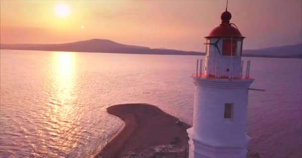 Eski Tokarevsky deniz feneri gündoğumu, yakın ve panoramik havadan görünümü — Stok video