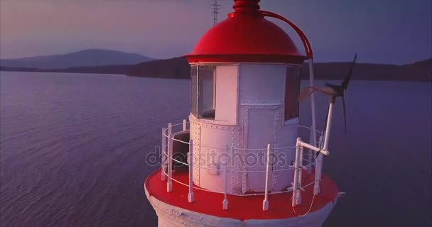 Sluit een panoramisch luchtfoto van oude Tokarevsky-vuurtoren bij zonsopgang. Vladivostok — Stockvideo