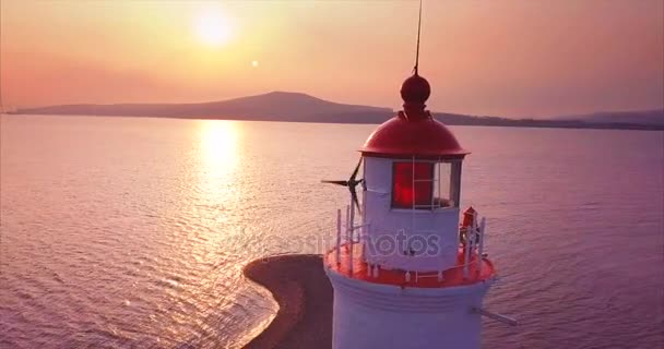 Vista aérea panorâmica do velho farol Tokarevsky ao nascer do sol. Vladivostok. — Vídeo de Stock