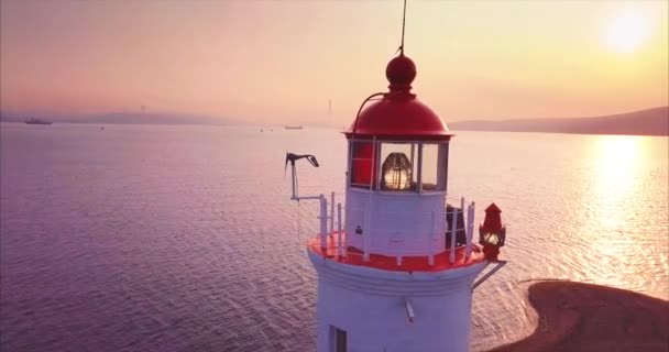 Hava panoramik gündoğumu eski Tokarevsky deniz feneri. Vladivostok — Stok video