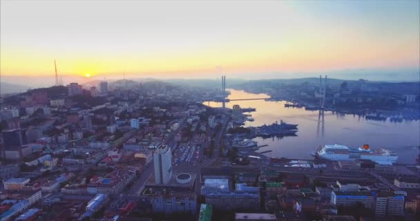 Luftaufnahme des Stadtzentrums von Wladiwostok, Hafen mit goldenem Horn. Sonnenaufgang. Russland — Stockvideo