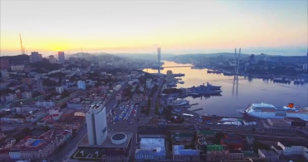 Luchtfoto van het centrum van de stad Vladivostok, Golden Horn harbour. Sunrise. Rusland — Stockvideo