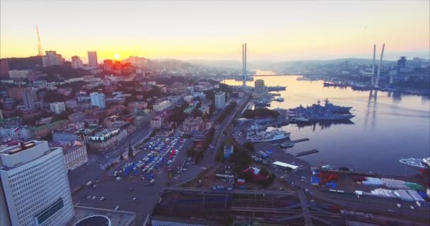 Luchtfoto van het centrum van de stad Vladivostok, Golden Horn harbour. Sunrise. Rusland — Stockvideo