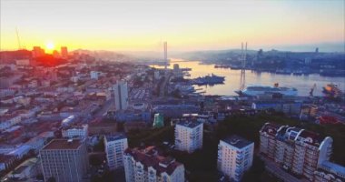 Geriye doğru Vladivostok şehir merkezi güzel güneş doğarken uçan. Rusya