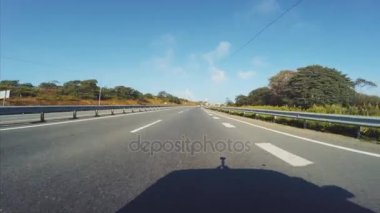 Arabayı görünümünden: Vladivostok, Rusya yol boyunca sürüş. Sabah