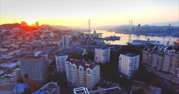 Volare all'indietro sopra il centro di Vladivostok alla bellissima alba. Russia — Video Stock