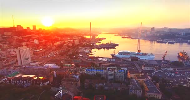 Luftaufnahme des Stadtzentrums von Wladiwostok, Hafen mit goldenem Horn. Sonnenaufgang. Russland — Stockvideo